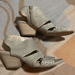 EUC Naturalizer 2.75” heel side zip sandals, 8.5